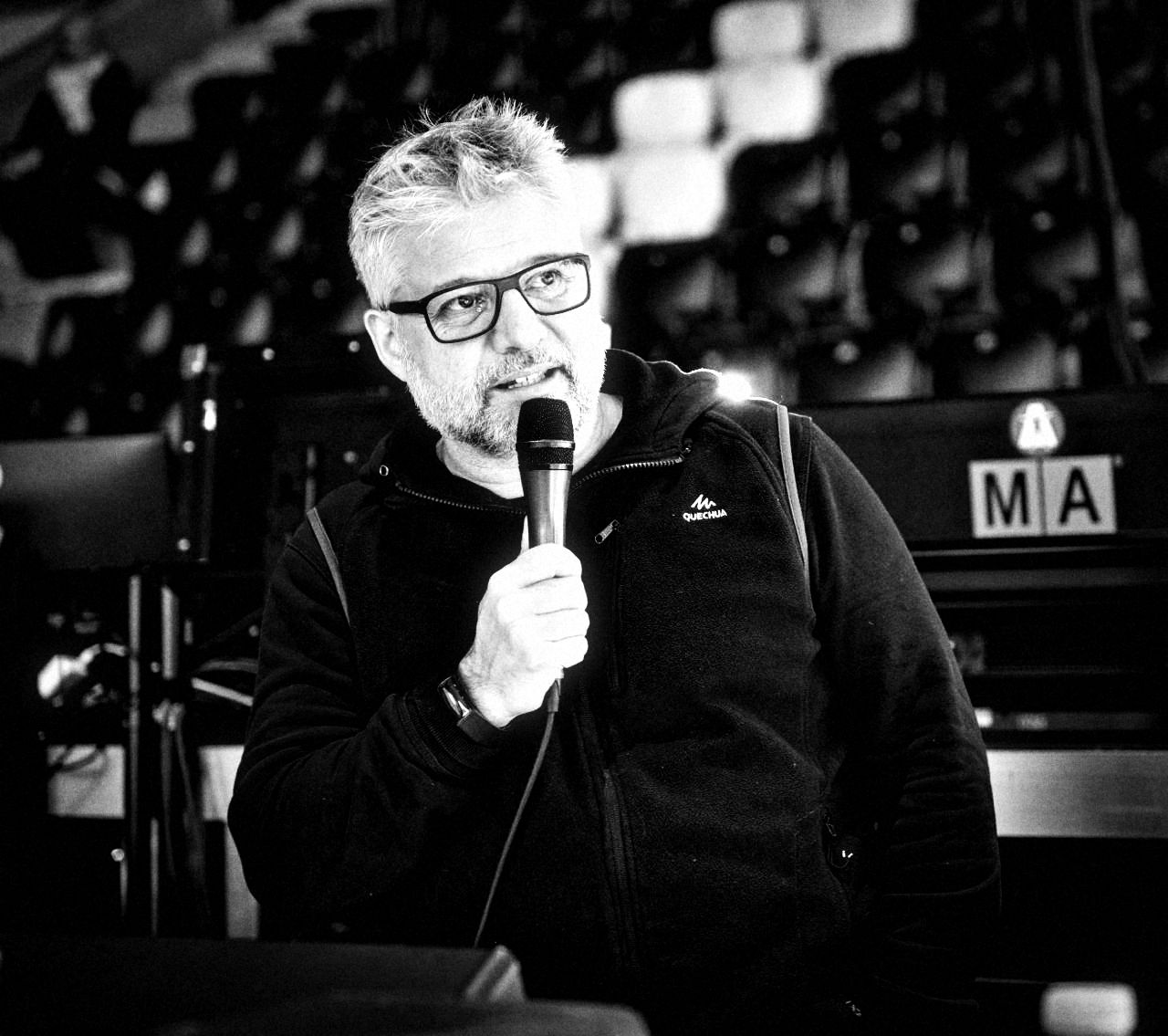 Phil mit Mikrofon in der Konzerthalle
